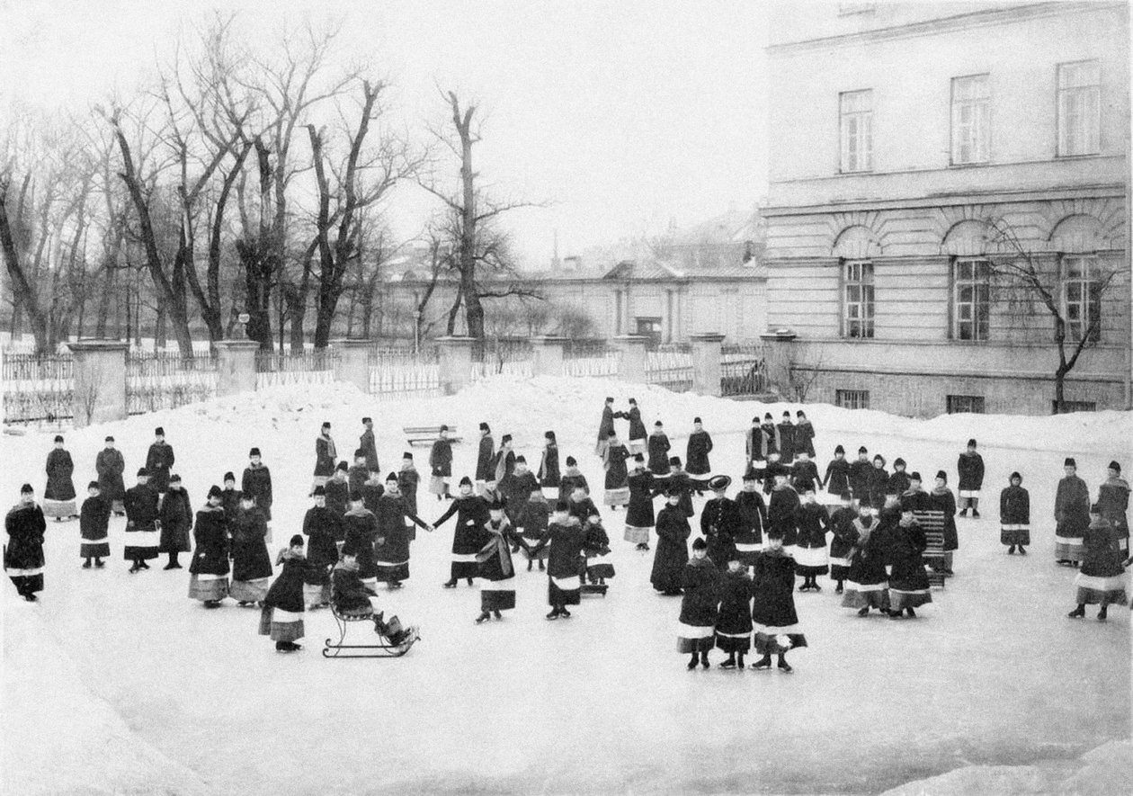 A Szmolnij Nemesleányok Intézetének növendékei a Téli Sétán, c. 1913 alkotó: Karl Karlovich Bulla