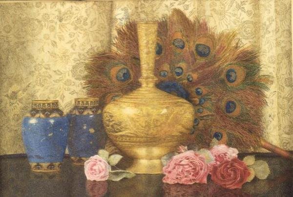 Keleti ajándékok: Cloisonne váza, pávatollak, damaszkuszi rózsák és indiai váza alkotó: Kate Hayllar