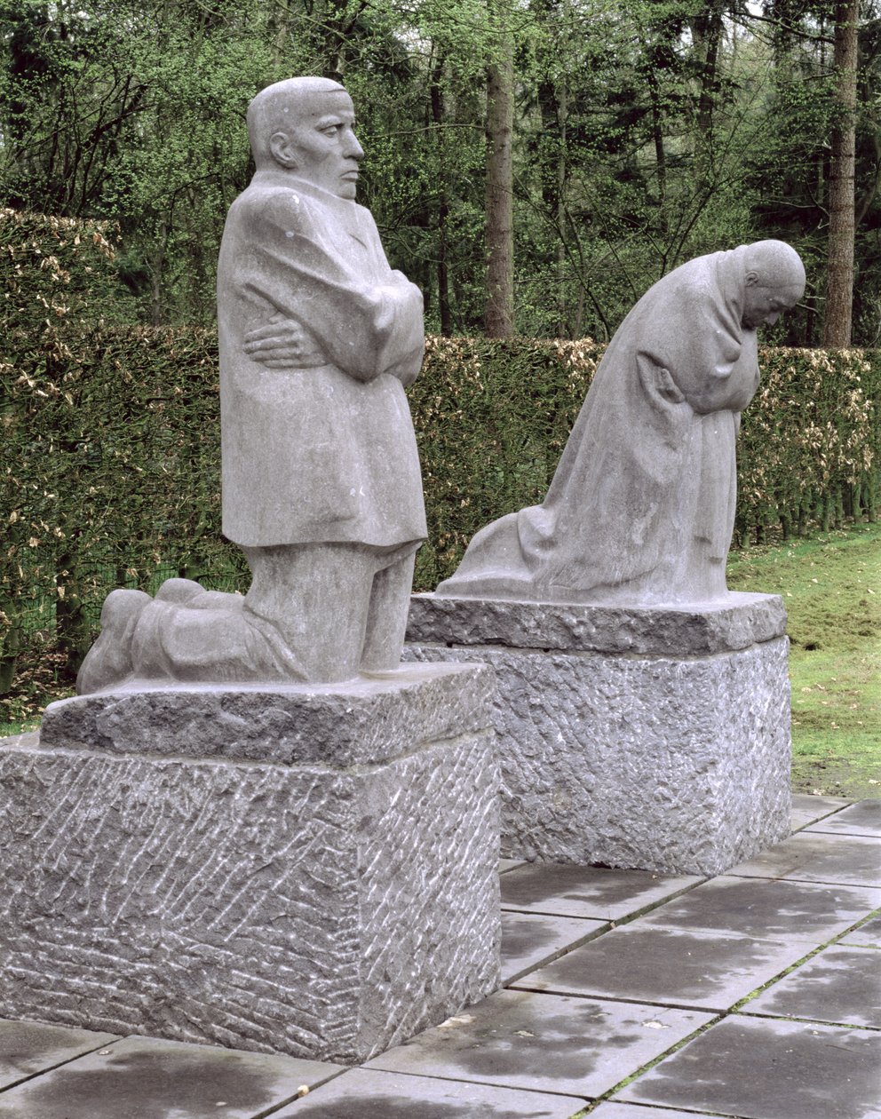 A művésznőt és férjét ábrázoló, halott fiukat, Peter Kollwitzot gyászoló, 1931-ben felavatott emlékmű. alkotó: Käthe Kollwitz