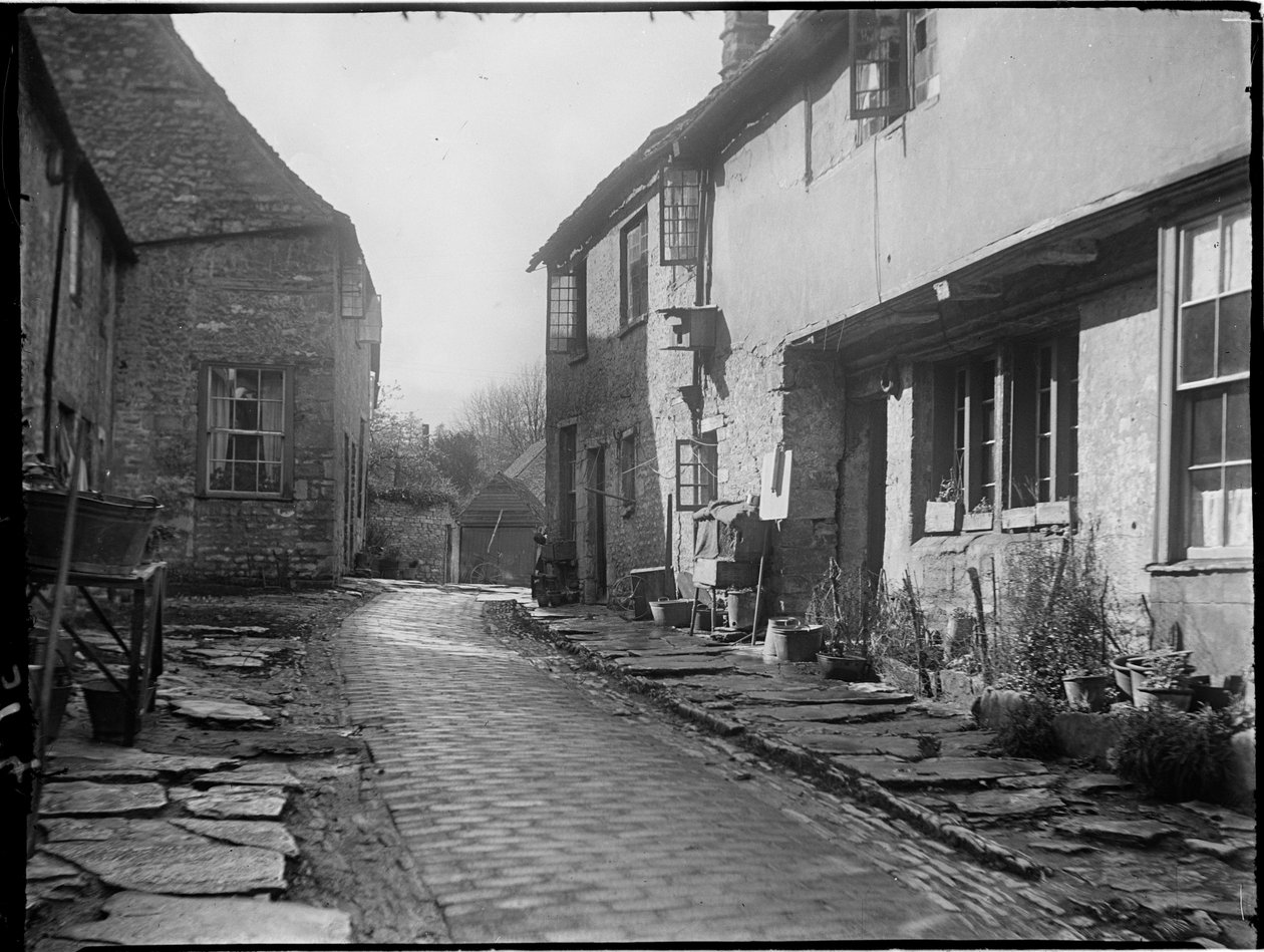 Old George Yard, Burford, Oxfordshire, 1924. április 22. – 1924. május 6. (f/w fotó) alkotó: Katherine Jean Macfee