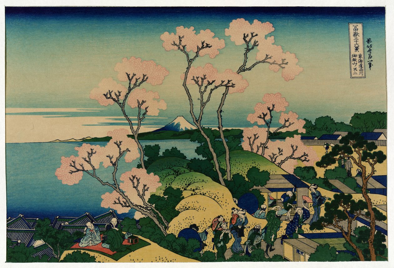Japán emberek egy csoportja a cseresznyefák alatt a virágzás idején, Shinagawa, Tokaido út, Japán, a távolban a Fuji hegyre néző kilátással. alkotó: Katsushika Hokusai