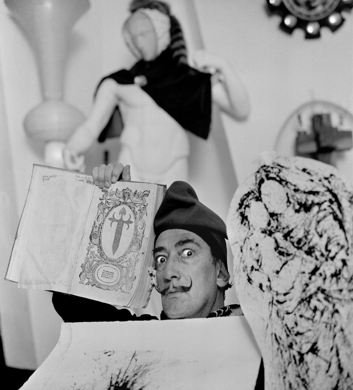 Salvador Dali a házában Port Lligatban, 1957. november (f/w fotó) alkotó: Alec Hunter