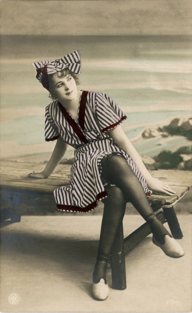 Nő nyári ruhában, c. 1900-as évek eleje (képeslap) alkotó: Alec Hunter