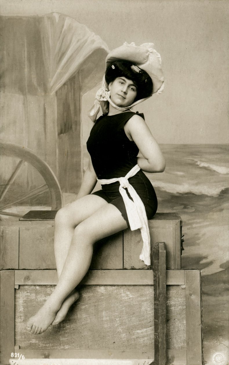 fürdőruhás nő, c. 1900-as évek eleje (képeslap) alkotó: 