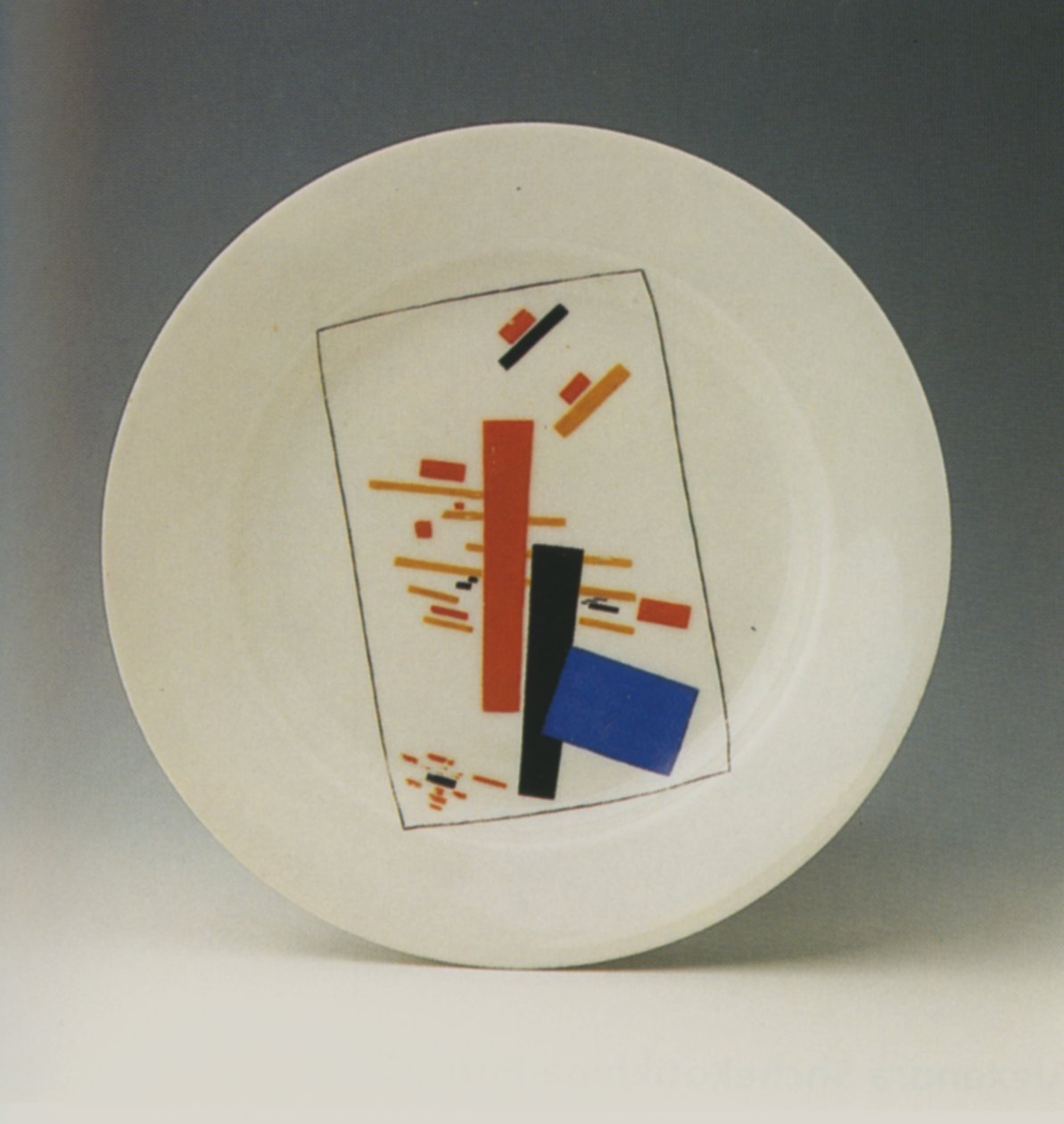 Tányér szuprematista díszítéssel alkotó: Kazimir Severinovich Malevich