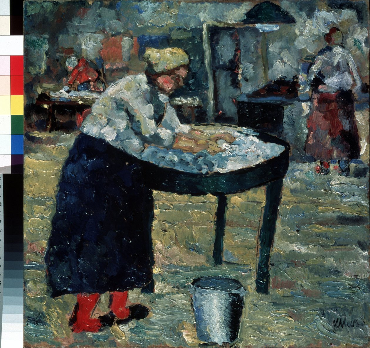 Egy mosónő (A Laundress). Az egyik udvaron egy nő egy megemelt kád fölé hajolt, ruhamosással, fémvödörrel a lábánál. A háttérben más nők kiegészítő tevékenységet folytatnak, vizet melegítenek, vasalnak. Nyomtatás alkotó: Kazimir Severinovich Malevich