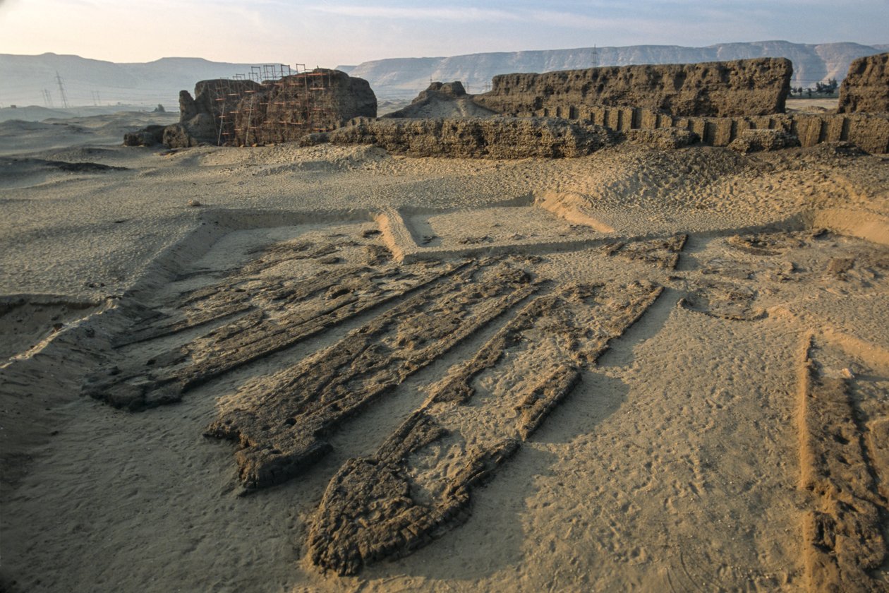 Abydos, 5000 éves fa deszka csónakok vályogtéglasírban, kora dinasztikus kor, 2005 (fotó) alkotó: Kenneth Garrett