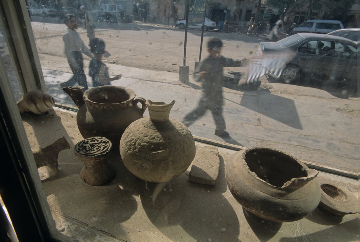 Afganisztán; Herat; eladó régiségek; kirakat; utcai jelenet, mm7167, Mendi..., 2004 (fénykép) alkotó: Kenneth Garrett