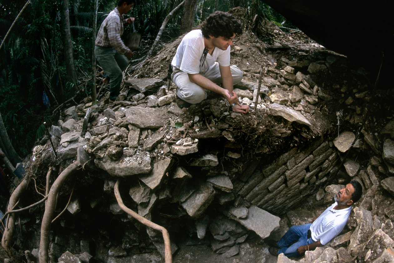 Cancuen, Guatemala, Arthur Demarest, Rudy Larios, Maya, palota, klasszikus korszak, Peten, 2004 (fotó) alkotó: Kenneth Garrett