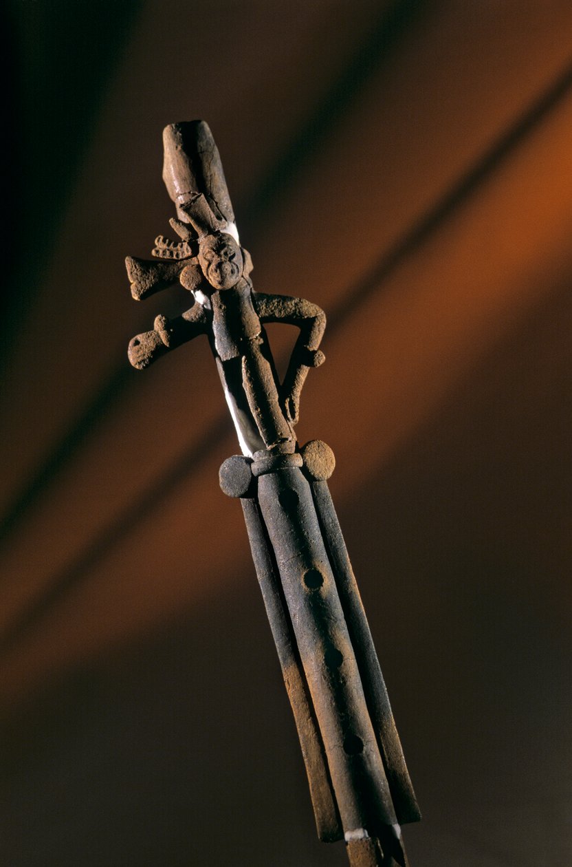Kerámia fuvola, nemesi házból származó lelet Aguateca, maja főváros, Kr. u. 700 -800, Guatemala, 2006 (fotó) alkotó: Kenneth Garrett