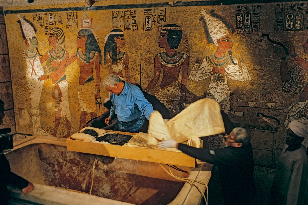 Dr. Zahi Hawass és az egyiptomi kutatócsoport kiveszi Tutanhamon király múmiáját a sírjából..., 2005 (fotó) alkotó: Kenneth Garrett