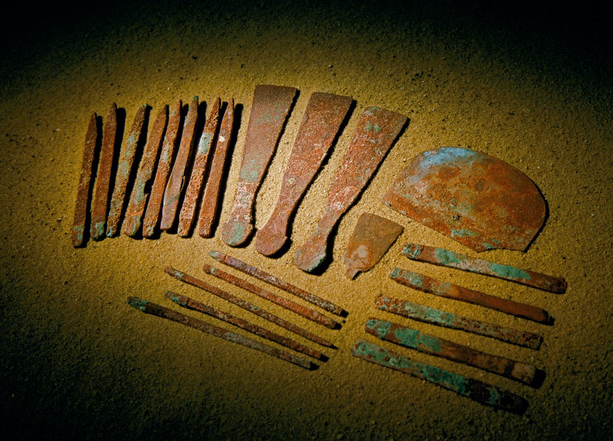 Egyiptom; Régészet; Óbirodalom; Szakkara, Qar sírja, Qar, orvos, réz, szerszámok,... alkotó: Kenneth Garrett