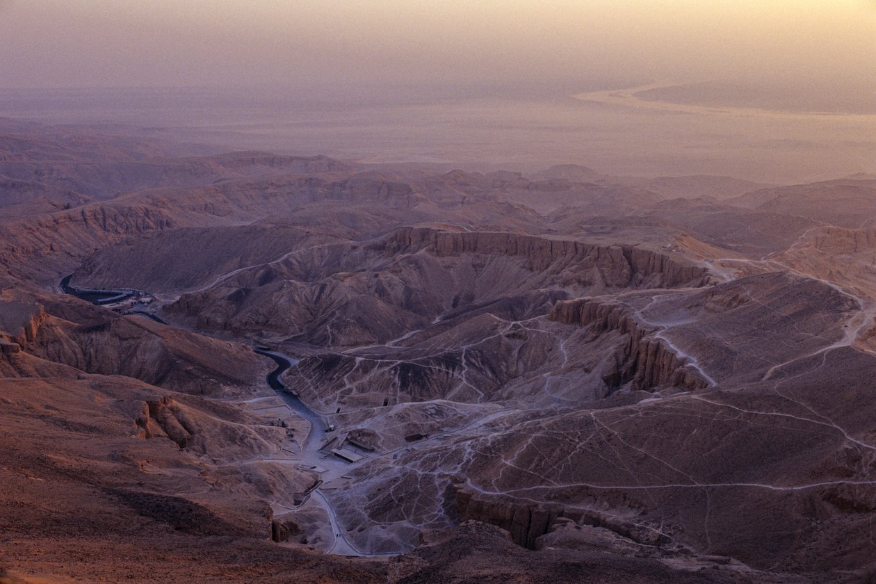 Egyiptomi Királyok Völgye, Luxor közelében, háttérben a Nílus, Újbirodalom, Egyiptom, 2001 (fotó) alkotó: Kenneth Garrett