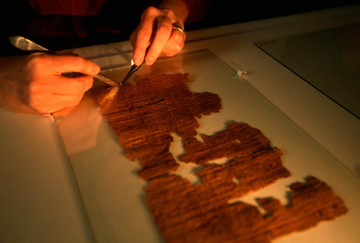 Florence Darbre, Júdás evangéliuma; Codex Tchacos; Kritikai kiadás, gnosztikus szöveg;Genf, 2004 (fotó) alkotó: Kenneth Garrett