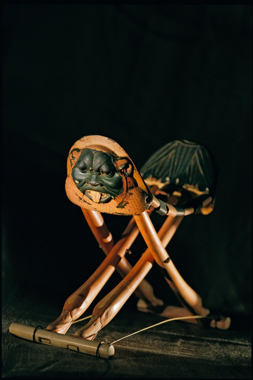 Tutanhamon király összecsukható elefántcsont fejtámlája, Újbirodalom, 2002 (fotó) alkotó: Kenneth Garrett