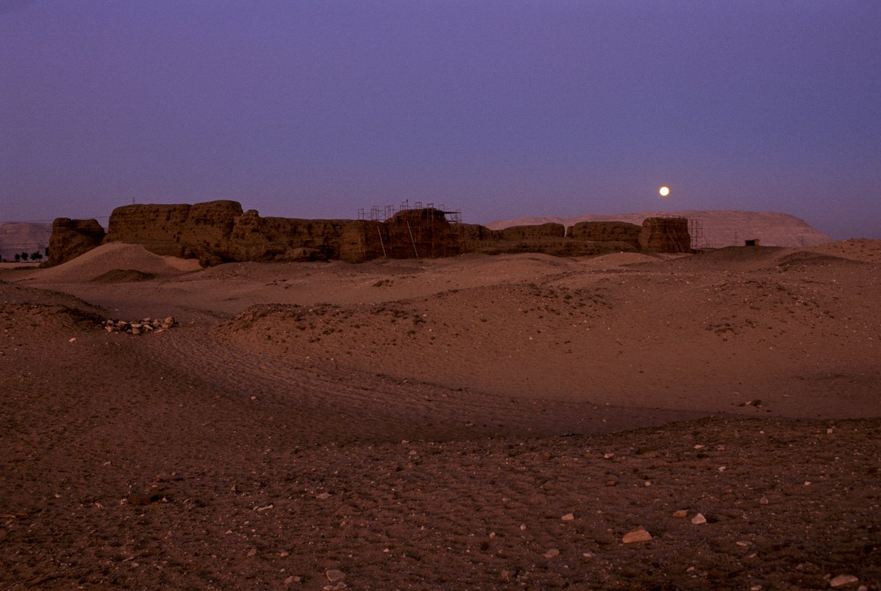 Telihold lenyugvása a khasekhemuji Shunet felett, Abydos, Egyiptom, 2005 (fotó) alkotó: Kenneth Garrett