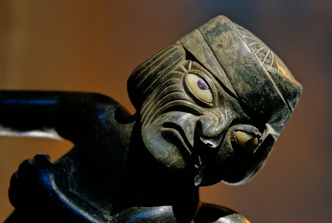 Huaca Dos Cabezas-Jecetepeque; Moche; Temetkezések, Kerámia palackhoz erősített férfi figura alkotó: Kenneth Garrett
