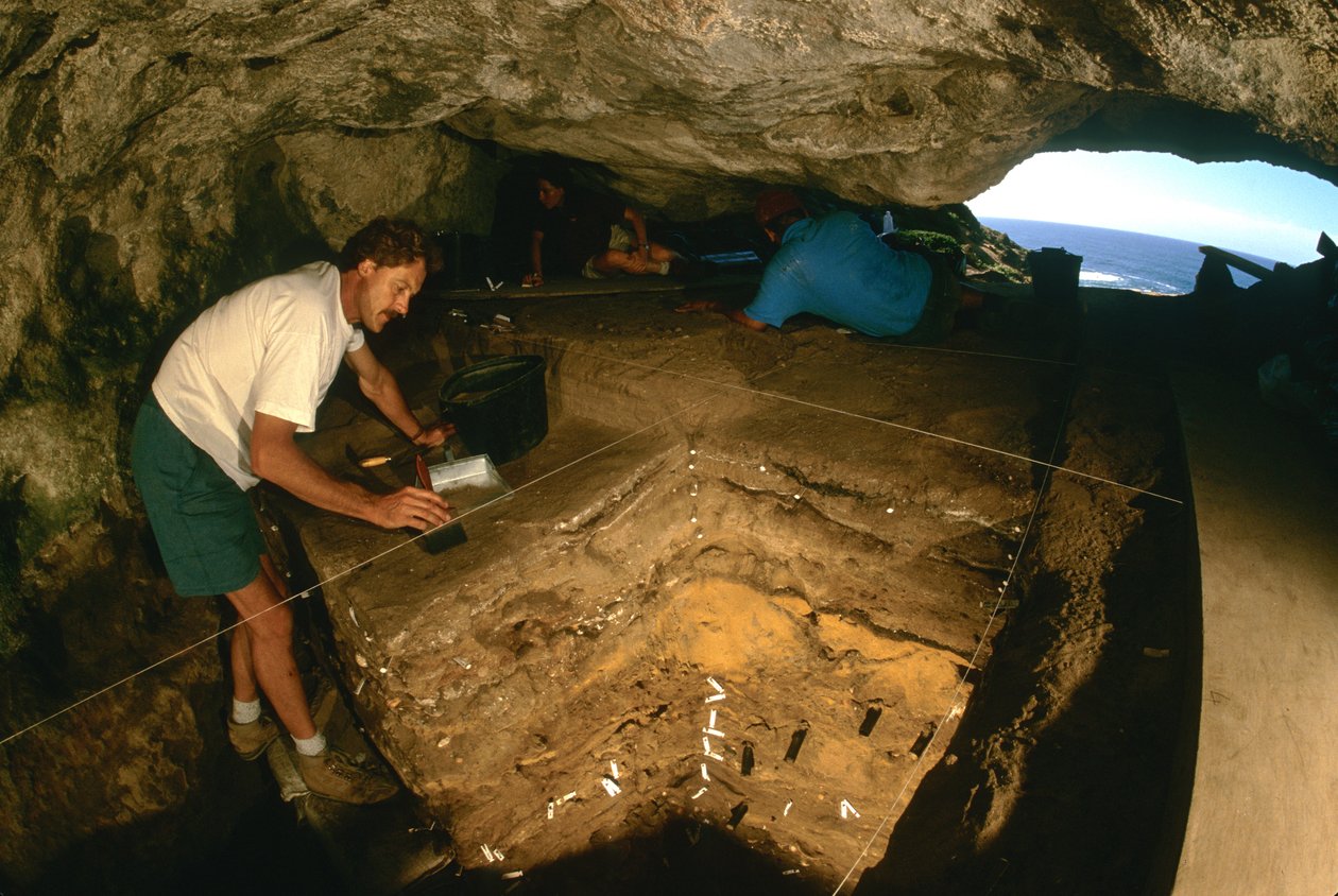 Jégkorszaki emberek; Blombos barlang; Chris Henshilwood; 90,000 BP; Dél-Afrika; Modern emberek, 2000 (fotó) alkotó: Kenneth Garrett