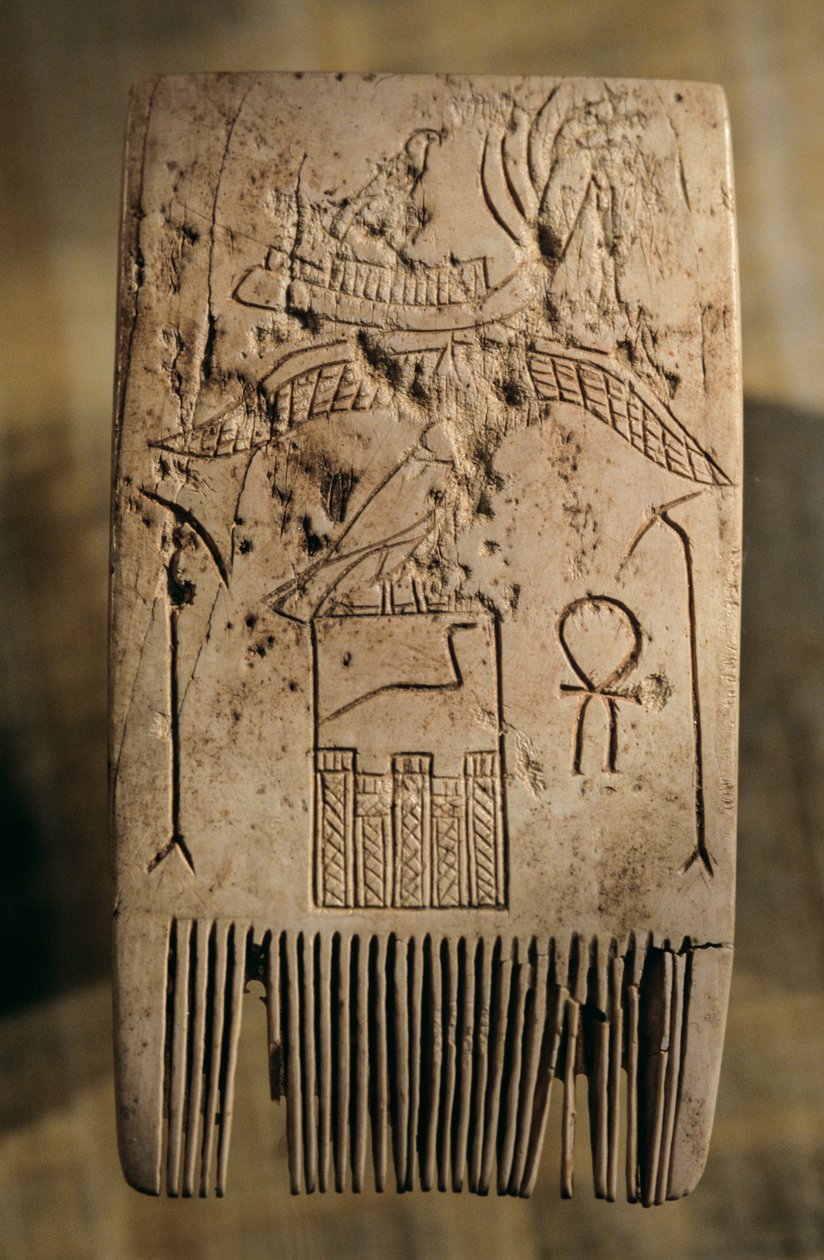 Dzser kora dinasztikus uralkodóhoz tartozó elefántcsont fésű, Abüdosz, Egyiptom, 2005 (fotó) alkotó: Kenneth Garrett