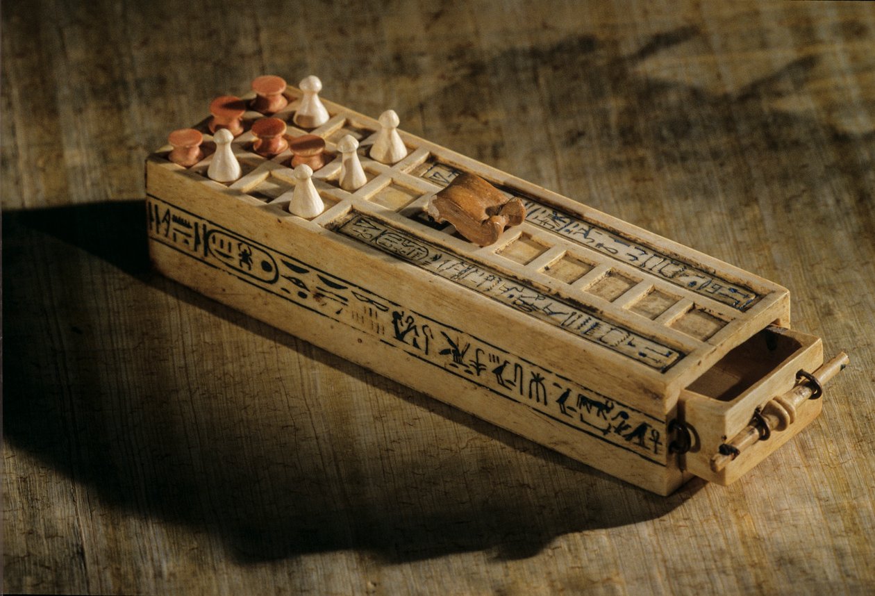 Elefántcsont játéktábla, 20 négyzet, játékfigurákkal, 2009 (fotó) alkotó: Kenneth Garrett