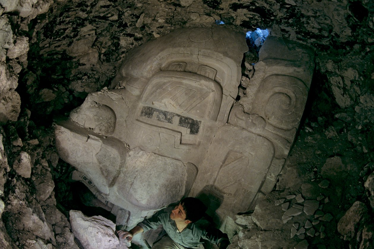 Nagy kora preklasszikus stukkó maszk,Cival, Holmul, Guatemala, Maya, Francisco Estradabelli, 2008 (fotó) alkotó: Kenneth Garrett