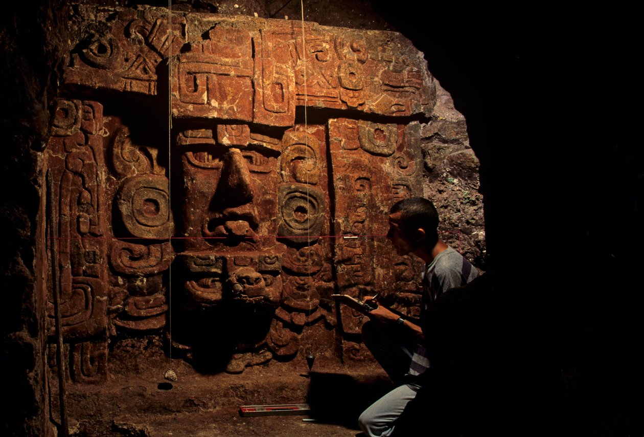 Maya; Copan; Honduras; régészet; klasszikus időszak; sír, Robert Sharer, ásatás,... alkotó: Kenneth Garrett