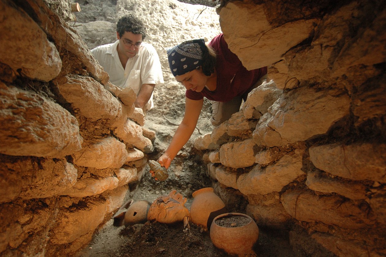 Maya; Maya falfestmények; San Bartolo; Guatemala; Dr Bill Saturno, 2002 (fotó) alkotó: Kenneth Garrett