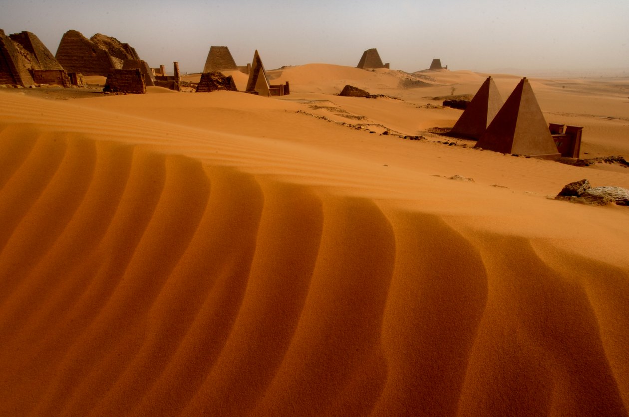 Meroe piramisok, Begarawiya piramisok, Szudán, Núbia, Fekete fáraók, harmadik középkor, 2007 (fotó) alkotó: Kenneth Garrett