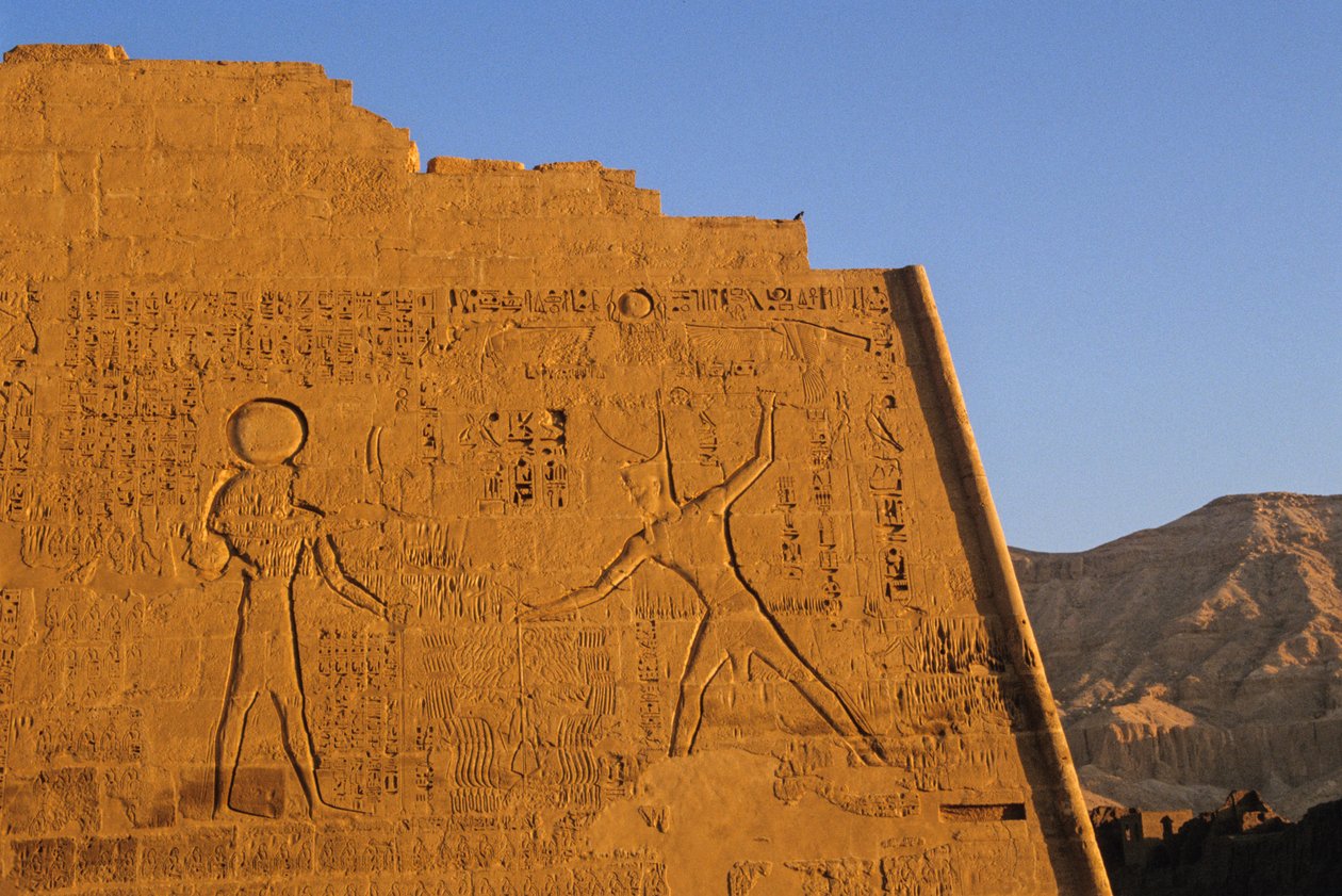 III. Ramszesz megveri az ellenséget, főtemplom, pylon, Medinet Habu, Újbirodalom, Egyiptom, festői felvételek alkotó: Kenneth Garrett