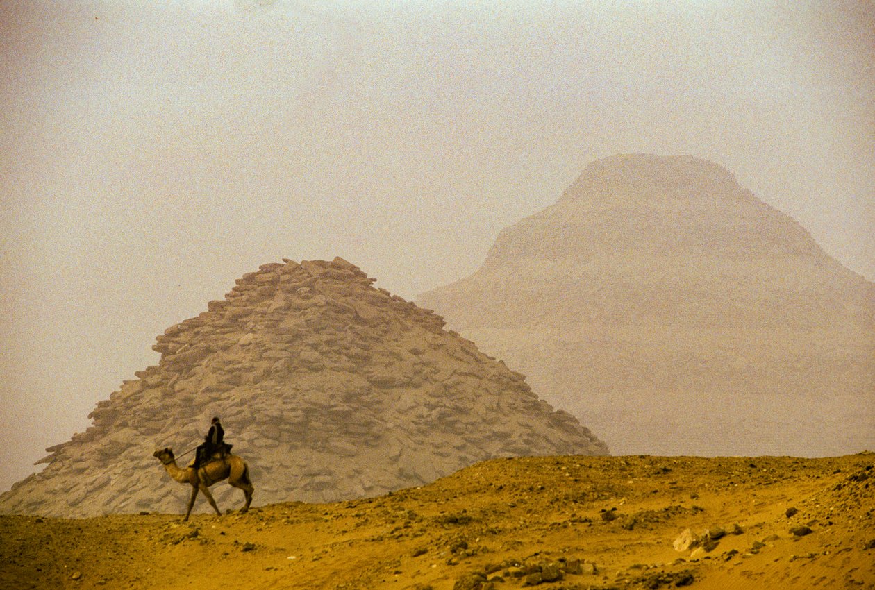 Szakkara; Teti piramis; 6. dinasztia; Djoser piramis (háttérben); Egyiptom alkotó: Kenneth Garrett