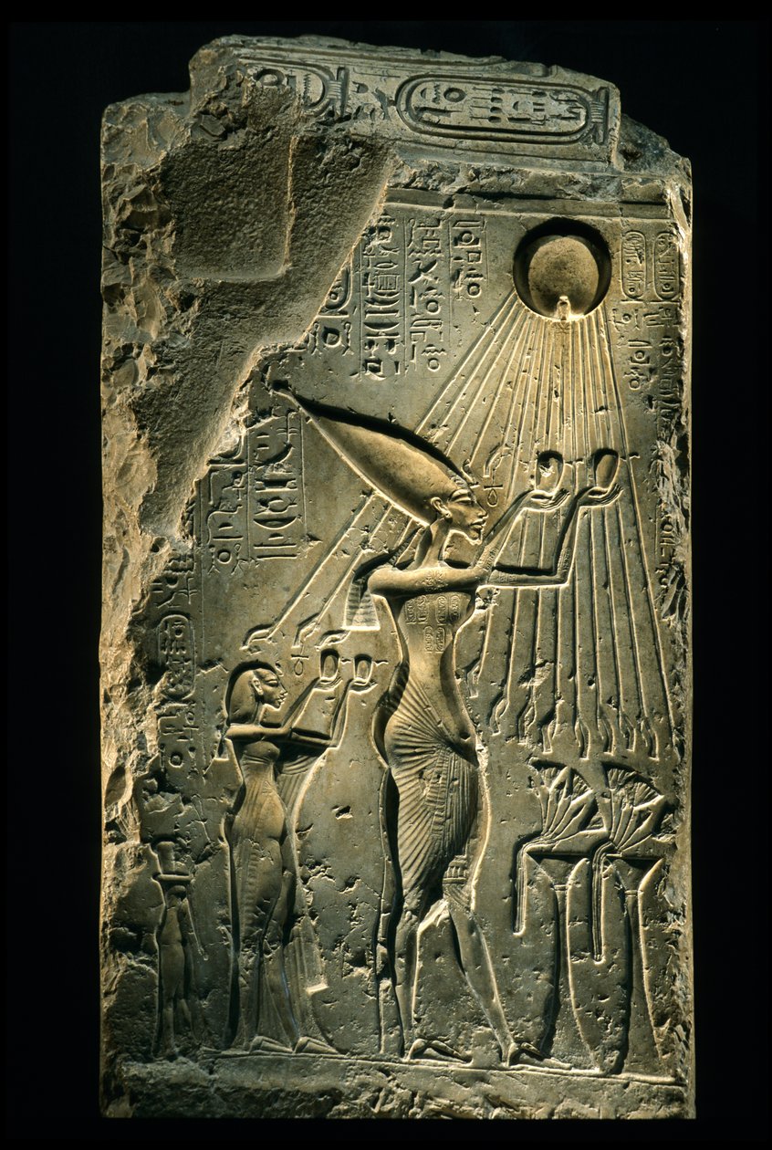 Sztélé ábrázolja Ehnátont, Nofertitit és lányát, kezüket Aten istenhez emelve, Amarna..., 2009 (fotó) alkotó: Kenneth Garrett