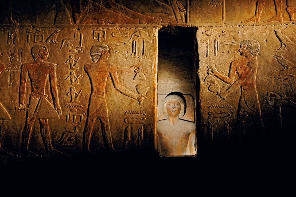 Ti sírja; Egyiptom; Régészet; Óbirodalom; Szakkara, Serdab-kamra; Szakkara, Serdab-kamra alkotó: Kenneth Garrett