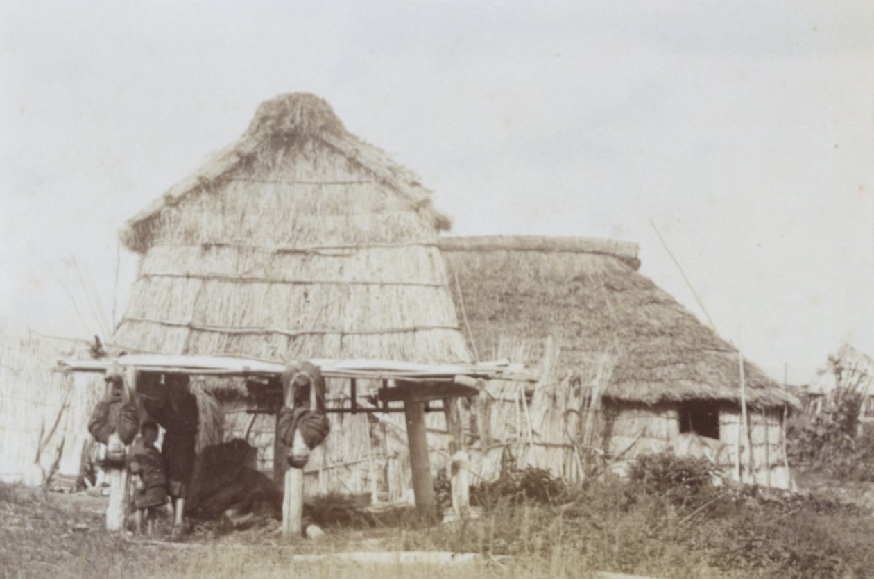 Ainu raktár ainu gyerekekkel, 1890-es évek (zselatin ezüst nyomat) alkotó: Kenzô Tamoto