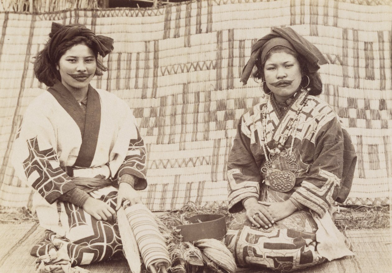 Ainu Women, 1890-es évek (zselatin ezüst nyomat) alkotó: Kenzô Tamoto