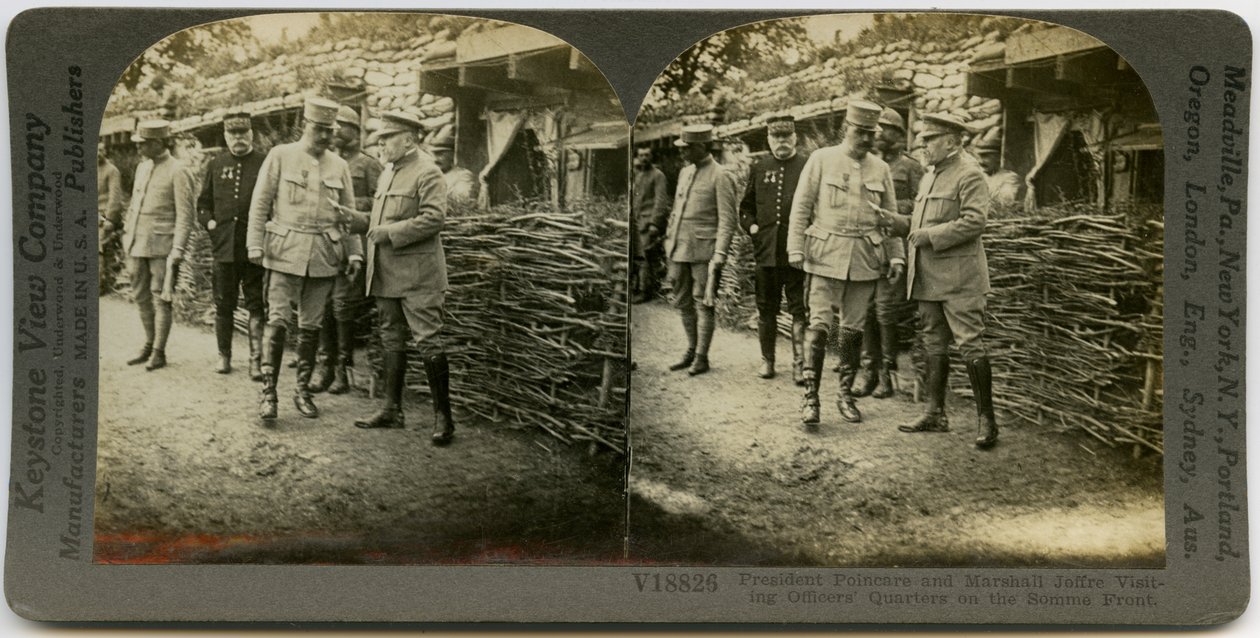Vízszintes, szépia sztereokártya Raymond Poincare francia elnök és Joseph Joffre marshall egyenruhás tisztekkel alkotó: Keystone View Company