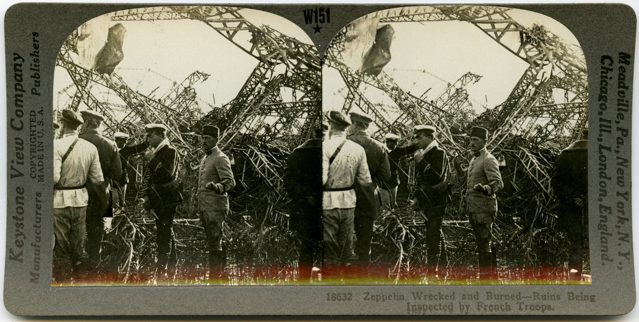 Vízszintes, szépia sztereokártya, amelyen látható, hogy egyenruhás férfiak csoportja felméri a zeppelin roncsait. Keystone Stereograph 18632. A cím így szól alkotó: Keystone View Company
