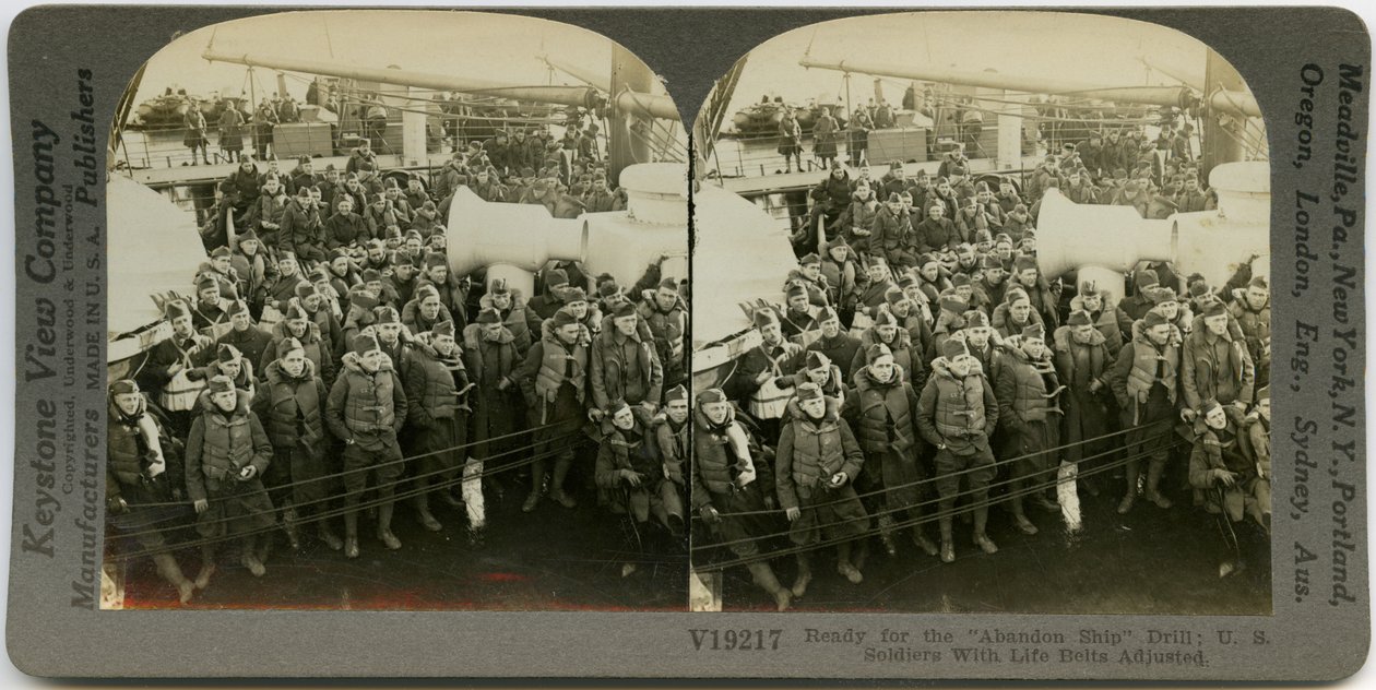 Vízszintes, szépia sztereokártya, amely egyenruhás amerikai katonákat mutat, akik mentőmellényt viselnek és ülnek a hajó fedélzetén. Keystone sztereográf száma V19217. A cím így szól alkotó: Keystone View Company