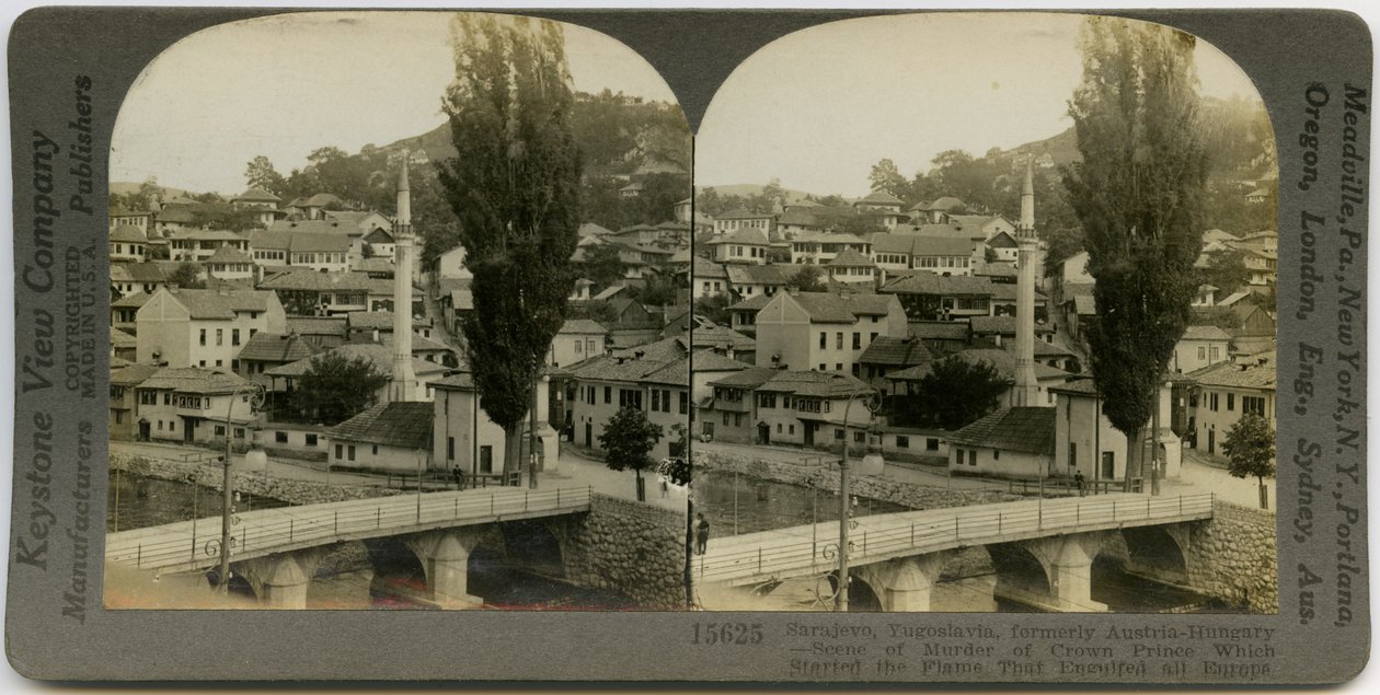 Vízszintes, szepiaszínű sztereokártya Szarajevó (Bosznia-Hercegovina) látképével. Az előtérben egy folyót átszelő híd, a háttérben különböző épületek láthatók. Keystone sztereográfia száma 15625. A címben a következő olvasható alkotó: Keystone View Company