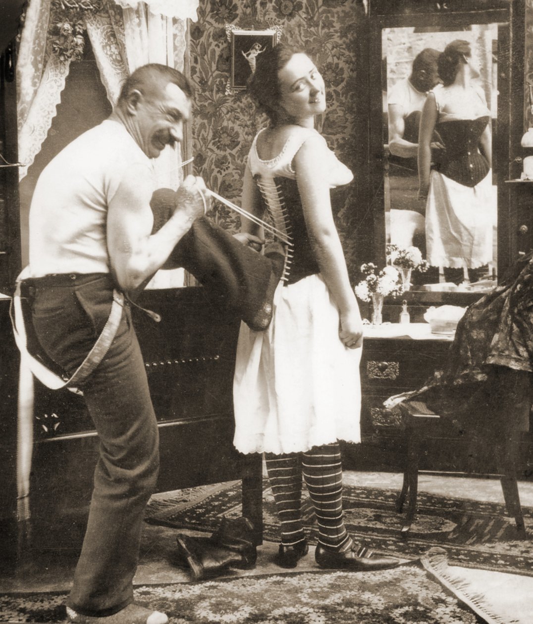 – Ó! Te egy őszibarack, humoros sztereoszkópikus kártya, amely egy fiatal nőt ábrázol, akit fűzőbe fűznek, 1900 körül (szépia fotó) (lásd még: 473249) alkotó: Keystone View Company