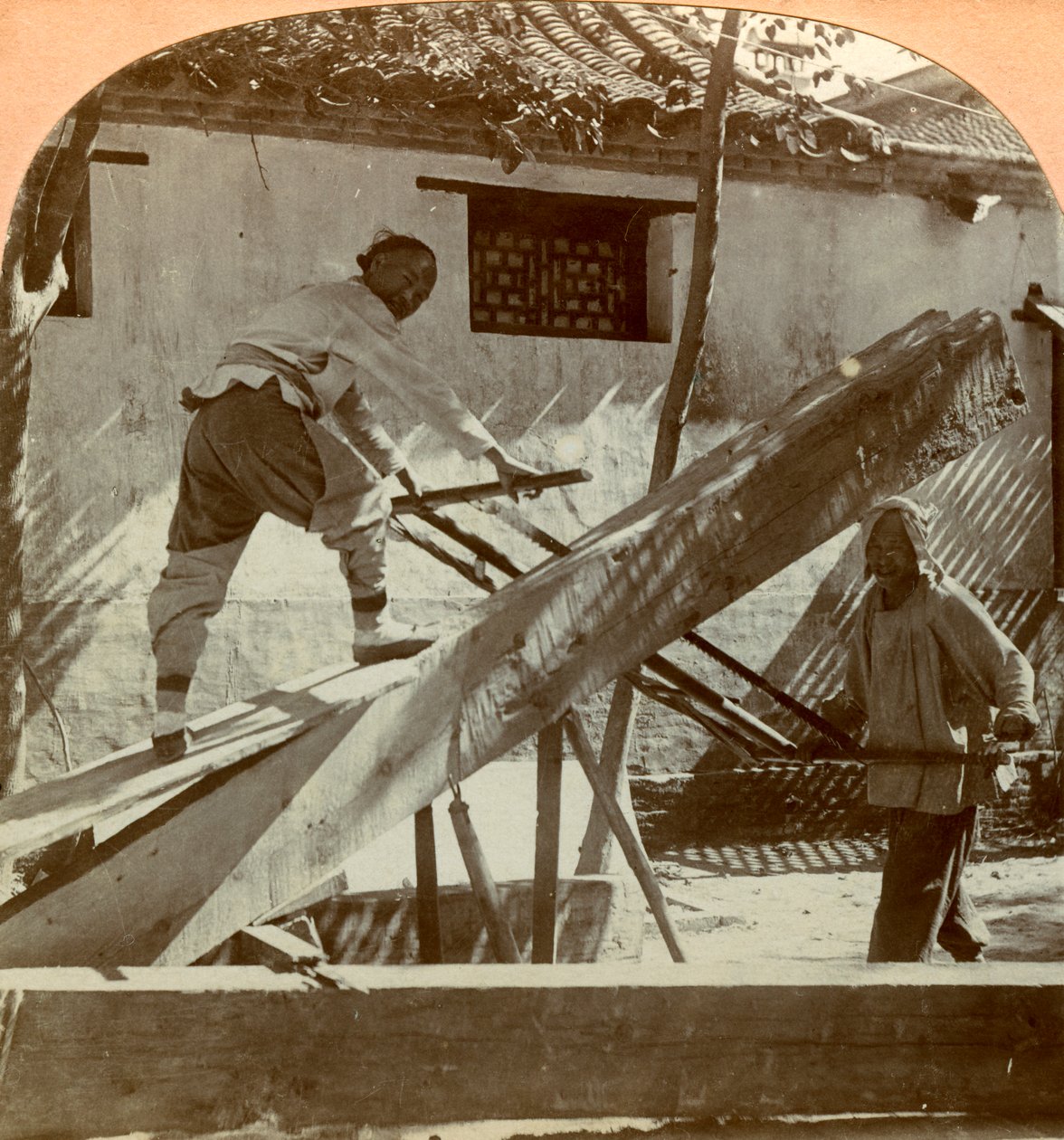 Egy kínai fűrészmalom, Peking, Kína, 1900. alkotó: Keystone View Company
