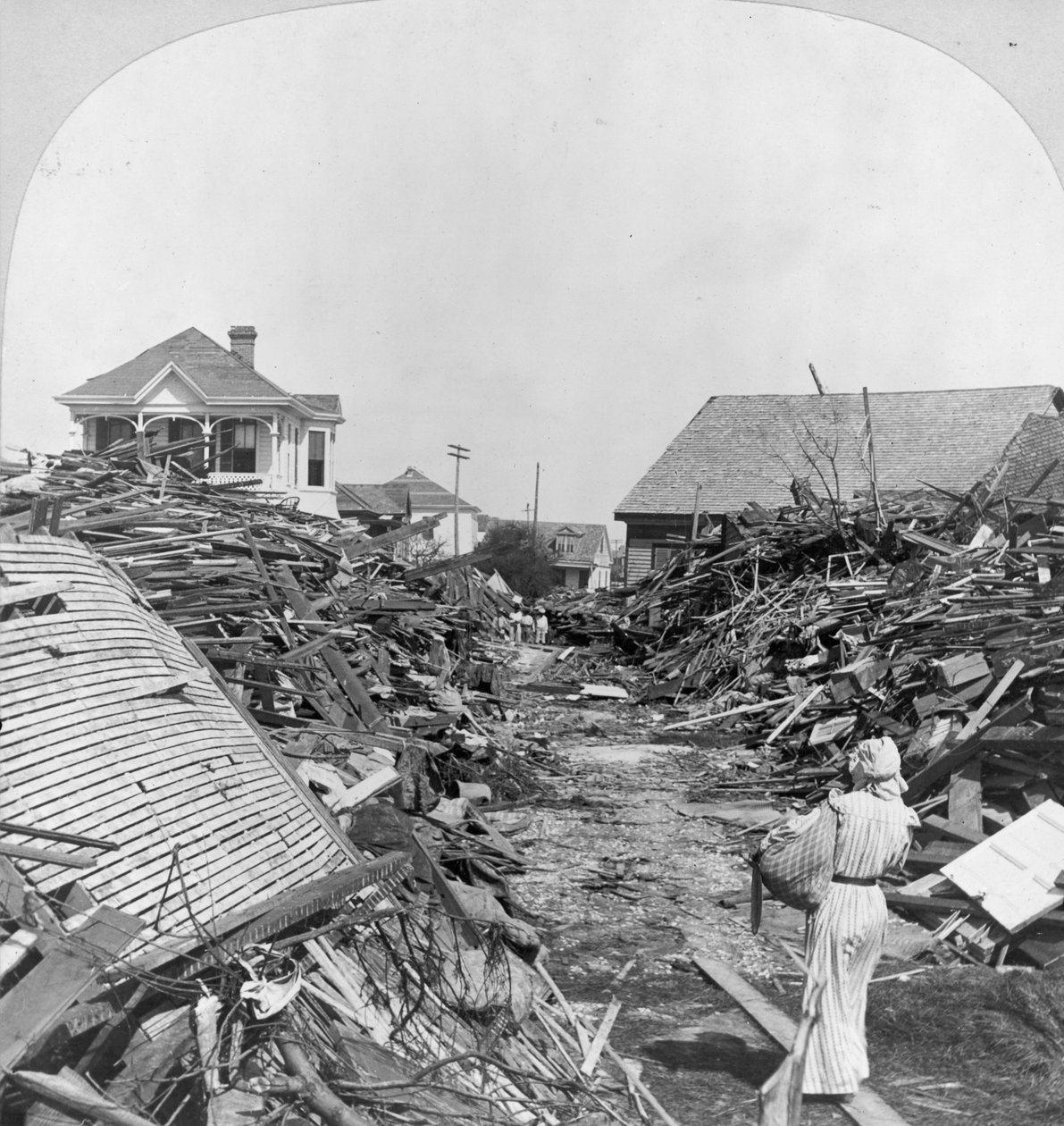 Egy átjáró a törmeléken, északon a 19. utcában, Galvestonban alkotó: Keystone View Company