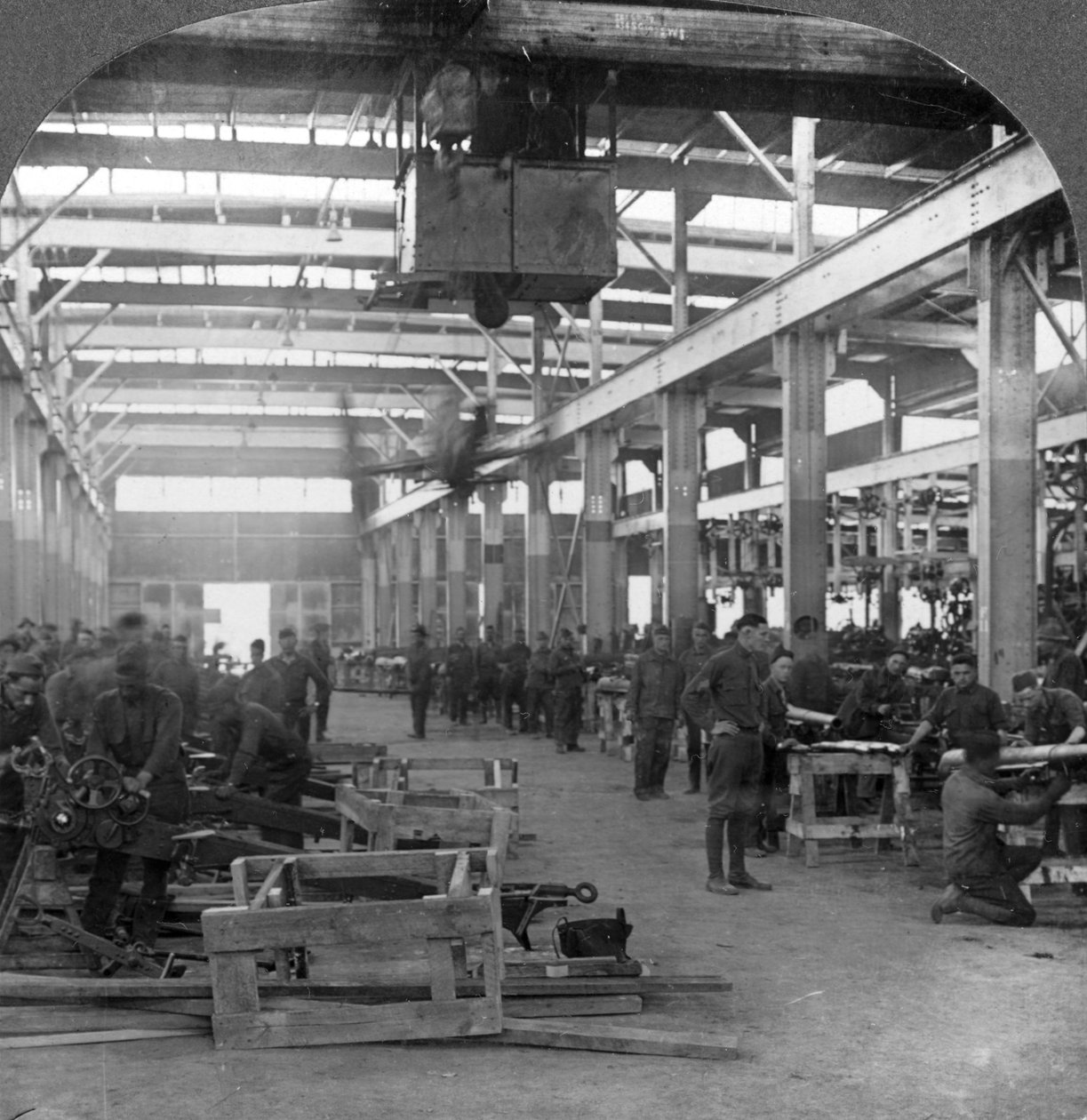 Amerikai hadsereg lövedékjavító műhelyei Mehun-sur-Yèvre-ben, Franciaországban, c1918-c1919 alkotó: Keystone View Company