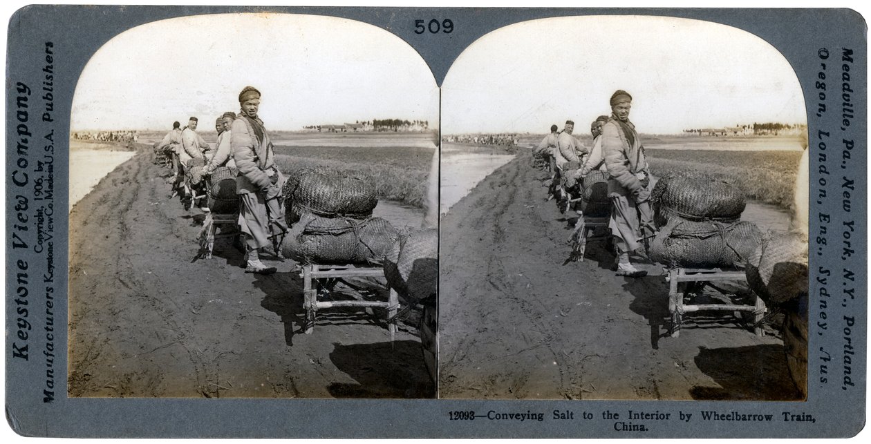 Só szállítása a beltérbe talicskás vonattal, Kína, 1906 alkotó: Keystone View Company