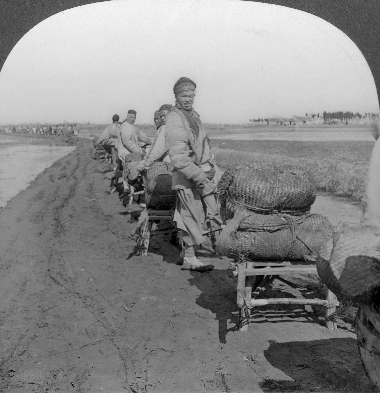 Só szállítása a beltérbe talicskás vonattal, Kína, 1907 alkotó: Keystone View Company