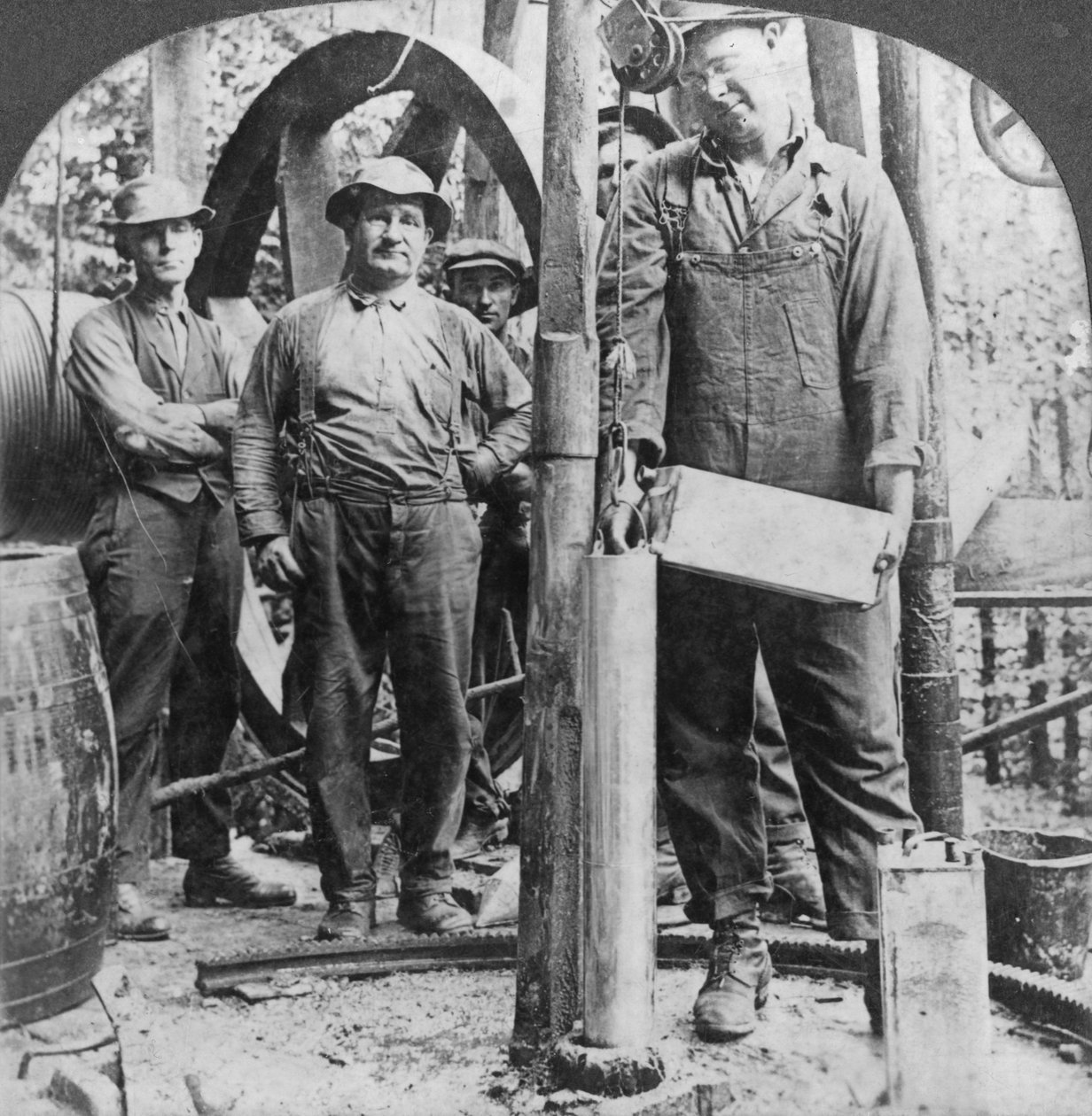 Kagyló megtöltése nitroglicerinnel, olajmező Pennsylvaniában, USA, XX. század eleje alkotó: Keystone View Company