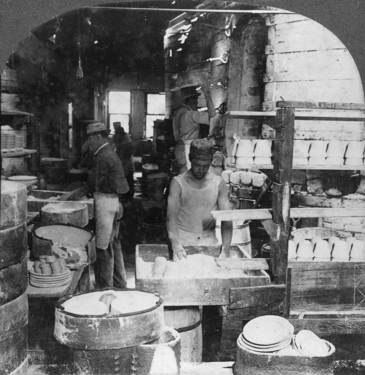 Edények égetése a Noted Pottery Centre-ben, Trenton, New Jersey, USA, XX. század eleje alkotó: Keystone View Company