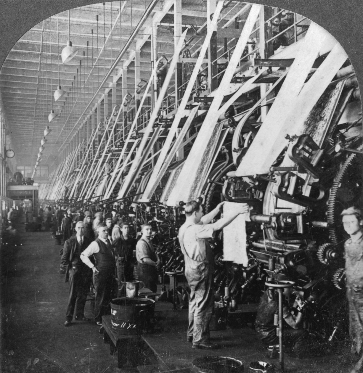 Általános nézet egy nagy nyomdáról egy gyapotüzemben, Lawrence, Massachusetts, USA, XX. század alkotó: Keystone View Company