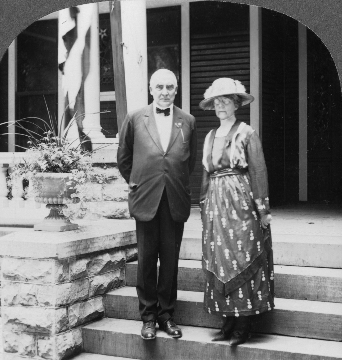 Elnök és Harding asszony otthonukban, Marion, Illinois, USA, 1921-c1923 alkotó: Keystone View Company