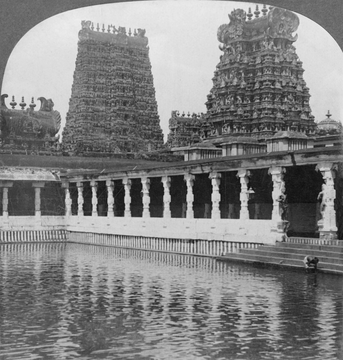 Szent aranyliliom-tó és pagodák – Siva nagy temploma, Madura, Dél-India, 1901. alkotó: Keystone View Company