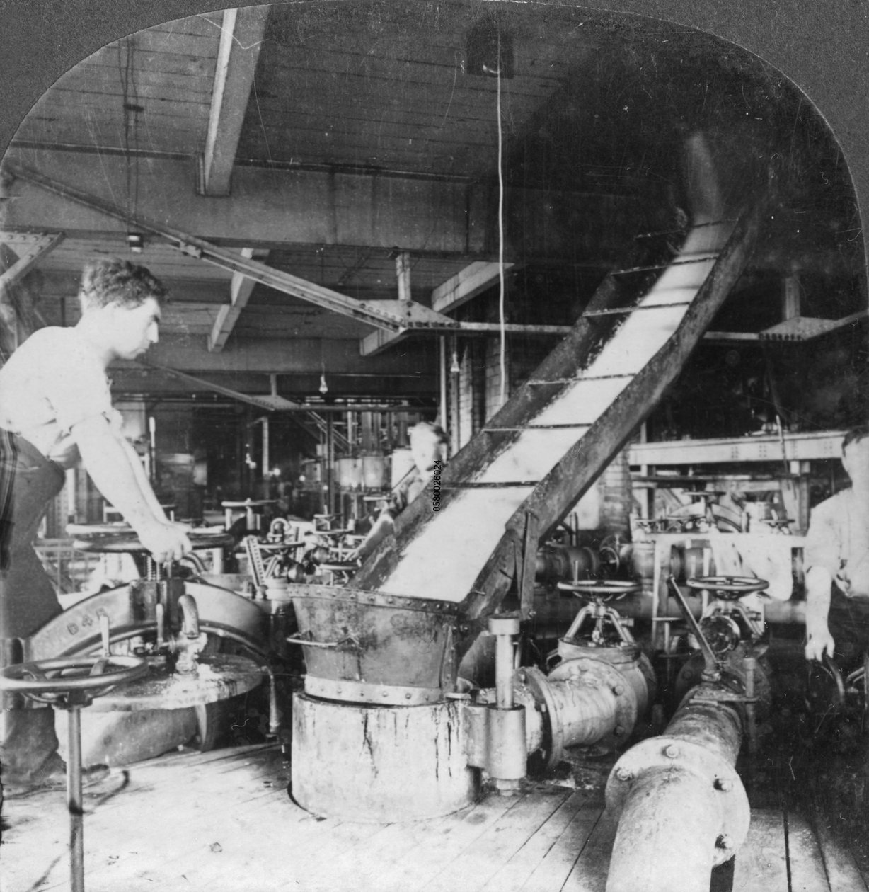 Cukorrépapép és -lé, amely tartályból tartályba folyik, Montreal, Kanada, XX. század eleje alkotó: Keystone View Company